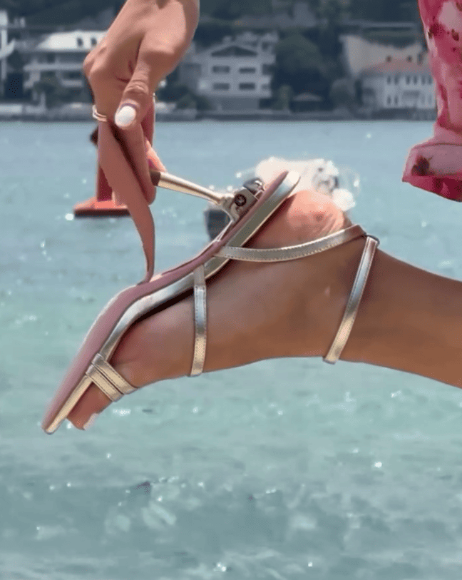 Foldable high-heeled sandals